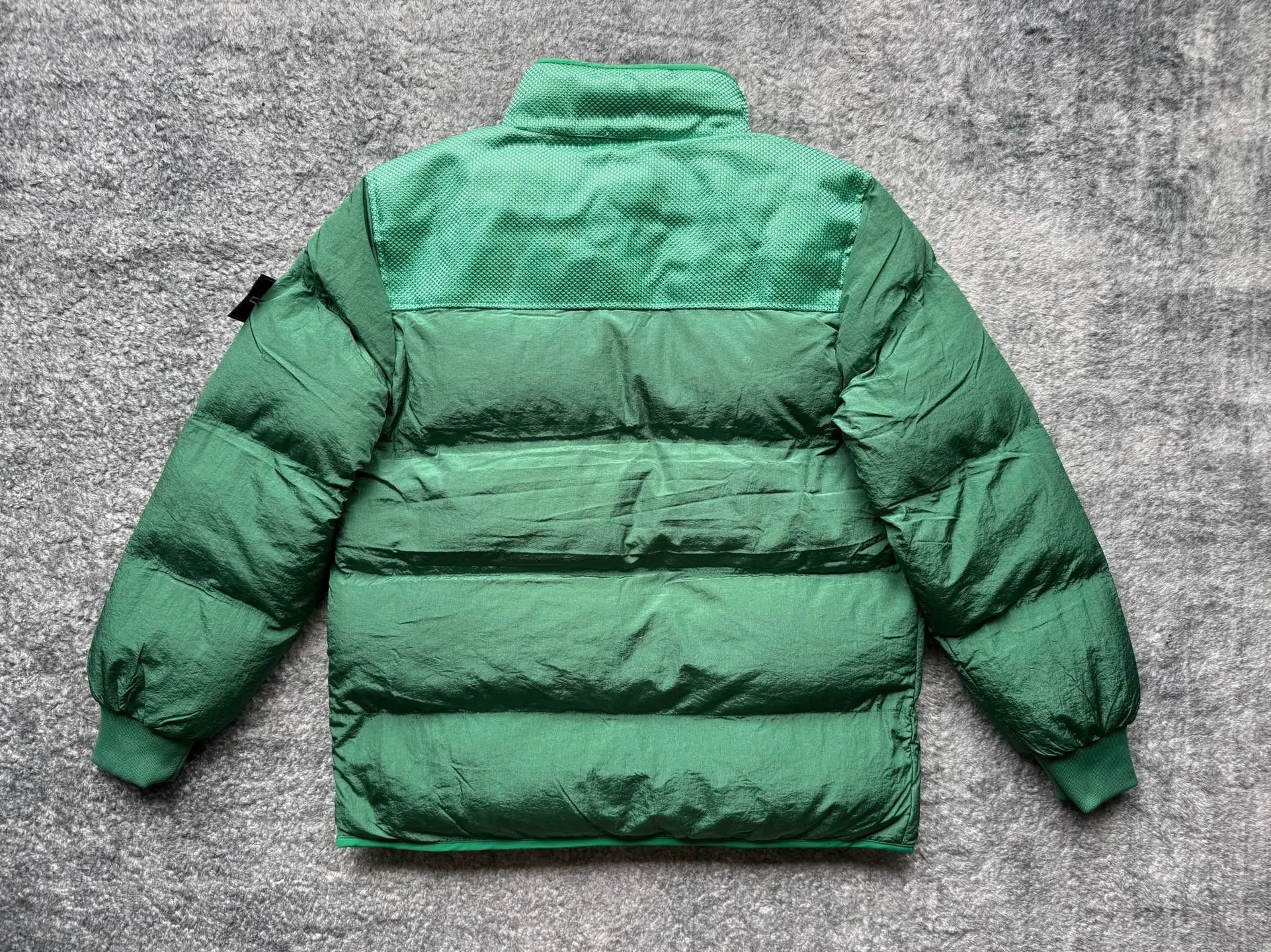 P300 Stone Island Panama splicing deconstructed down cotton jacket. The new and most distinctive down jacket, as its name implies, has a nautical style and a military color. It is characterized by unique research on fibers and fabrics, full of functionality and deconstruction. The new autumn and winter technical fabric splicing down jacket adopts the symbol of Stone Island aesthetics. Fabrics and fashionable splicing elements are perfectly combined to meet the functions and needs of users in different occasions. The full zipper opens, and the neutral collar shape is gentlemanly. The hem has a quite aristocratic temperament. The clothing uses a large area of iridescent three-leaf nylon, which not only has a metallic visual presentation, but also achieves a matte texture and lightweight effect. The ultra-fine fiber structure has excellent insulating properties and is more thermally efficient than other man-made fabrics. The chest protector is surrounded by military-style rough nylon. Its anti-wear and anti-erosion properties can well carry weight outdoors and extend the life of the clothing. The comfortable woven fabric on the chest The cloth forms two pockets, which will not make the skin feel rough in daily use. Vertical zipper pockets on both sides are standard; details such as multi-layer labels and inner pockets will not be described in detail. You can discover it yourself. Stone Island's new work, which covers technology, deconstruction, beauty, practicality and other diversifications, will conquer the trendy winter sailing journey. Super thick filling Color: black, military green, laser green, yellow, silver, haze blue Whole piece [Size] M-2XL Length Chest Shoulder Width M 68 120 65 L 70 124 66 XL 72 128 68 XXL 74 132 70